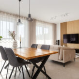 sesje zdjęciowe wnętrz, salon pełen słońca