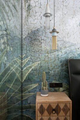 SesFotografia architektury Bielsko. Projekt Gaba Kliś stylistka wnętrz. Zdjecia wnetrz domow, mieszkan, hoteli, nieruchomosci. www.jacekbieniek.comje wnętrz Bielsko stylowa sypialnia z przeszkloną łazienką i naturalną zieloną tapetą