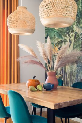 FotogrFotografia architektury Bielsko. Oryginalne wnętrza: Projekt Gaba Kliś stylistka wnętrz. Zdjecia wnetrz domow, mieszkan, hoteli, hosteli, nieruchomosci. www.jacekbieniek.comafia wnętrz Bielsko, sesja z tropikalnym klimatem, detale na drewnianym stole